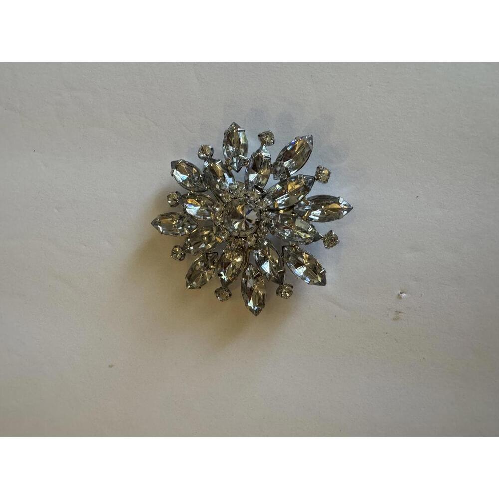 Stunning Vintage Crystal Brooch – Sparkling Snowflake Design